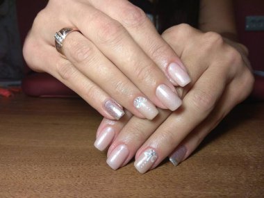 Manikürcü onu mükemmel bir manikürcüye dönüştürdü. Ellerinde cilalı jöle vardı ve müşteri mutluydu.