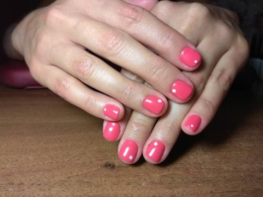 Manikürcü onu mükemmel bir manikürcüye dönüştürdü. Ellerinde cilalı jöle vardı ve müşteri mutluydu.