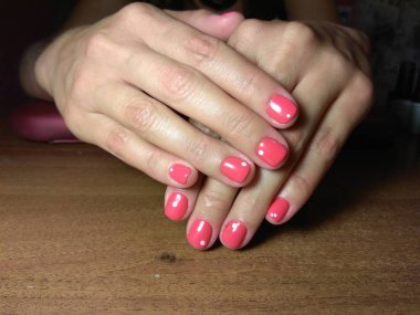 Manikürcü onu mükemmel bir manikürcüye dönüştürdü. Ellerinde cilalı jöle vardı ve müşteri mutluydu.