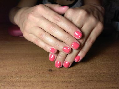 Manikürcü onu mükemmel bir manikürcüye dönüştürdü. Ellerinde cilalı jöle vardı ve müşteri mutluydu.