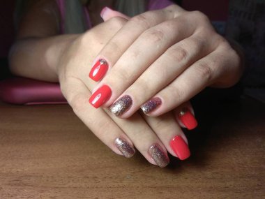 Manikürcü onu mükemmel bir manikürcüye dönüştürdü. Ellerinde cilalı jöle vardı ve müşteri mutluydu.