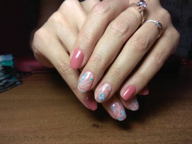 Manikürcü onu mükemmel bir manikürcüye dönüştürdü. Ellerinde cilalı jöle vardı ve müşteri mutluydu.