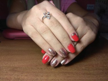 Manikürcü onu mükemmel bir manikürcüye dönüştürdü. Ellerinde cilalı jöle vardı ve müşteri mutluydu.