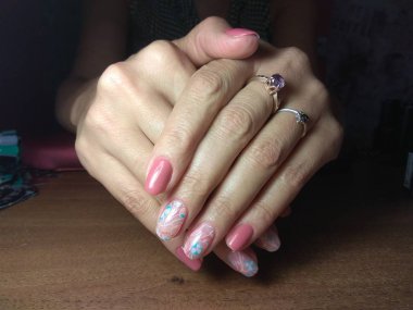 Manikürcü onu mükemmel bir manikürcüye dönüştürdü. Ellerinde cilalı jöle vardı ve müşteri mutluydu.