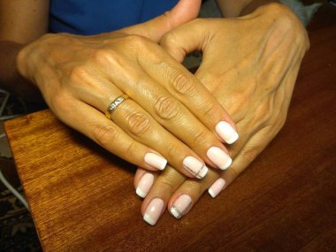 Manikürcü onu mükemmel bir manikürcüye dönüştürdü. Ellerinde cilalı jöle vardı ve müşteri mutluydu.