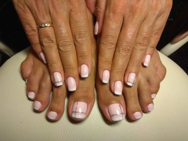 Manikürcü onu mükemmel bir manikürcüye dönüştürdü. Ellerinde cilalı jöle vardı ve müşteri mutluydu.