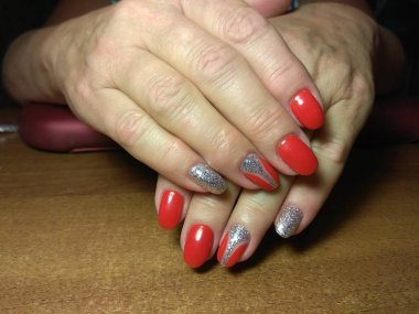 Manikürcü onu mükemmel bir manikürcüye dönüştürdü. Ellerinde cilalı jöle vardı ve müşteri mutluydu.