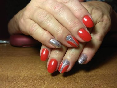 Manikürcü onu mükemmel bir manikürcüye dönüştürdü. Ellerinde cilalı jöle vardı ve müşteri mutluydu.