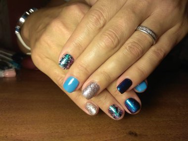 Manikürcü onu mükemmel bir manikürcüye dönüştürdü. Ellerinde cilalı jöle vardı ve müşteri mutluydu.