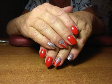 Manikürcü onu mükemmel bir manikürcüye dönüştürdü. Ellerinde cilalı jöle vardı ve müşteri mutluydu.