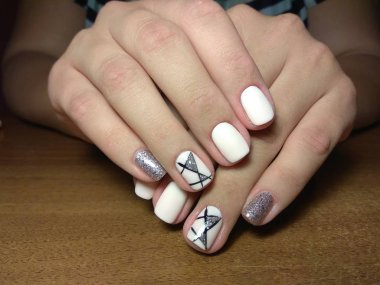 Manikürcü onu mükemmel bir manikürcüye dönüştürdü. Ellerinde cilalı jöle vardı ve müşteri mutluydu.