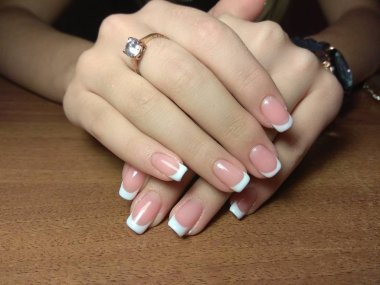 Manikürcü onu mükemmel bir manikürcüye dönüştürdü. Ellerinde cilalı jöle vardı ve müşteri mutluydu.