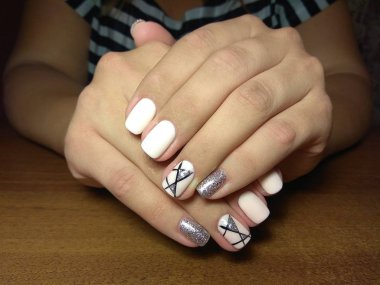 Manikürcü onu mükemmel bir manikürcüye dönüştürdü. Ellerinde cilalı jöle vardı ve müşteri mutluydu.