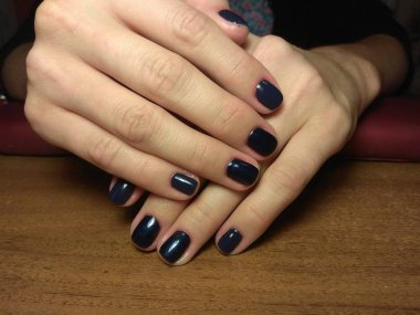 Manikürcü onu mükemmel bir manikürcüye dönüştürdü. Ellerinde cilalı jöle vardı ve müşteri mutluydu.