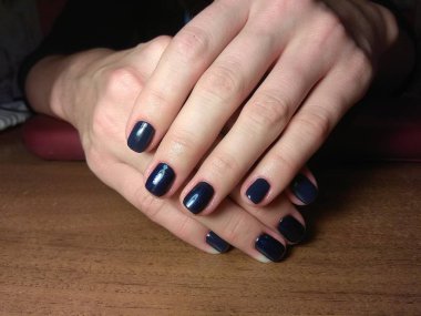 Manikürcü onu mükemmel bir manikürcüye dönüştürdü. Ellerinde cilalı jöle vardı ve müşteri mutluydu.