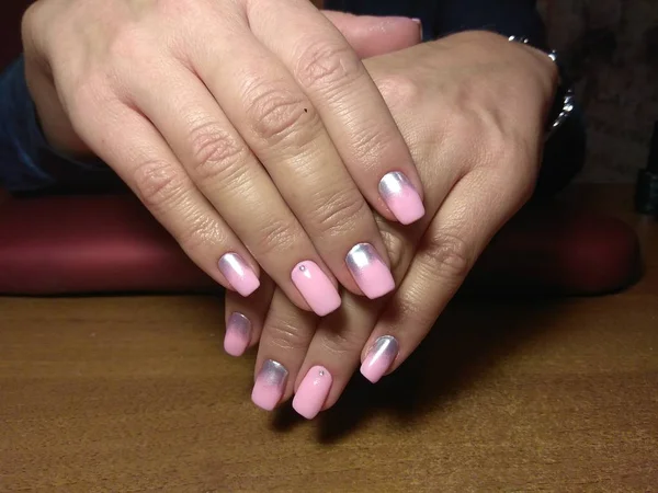 Manicurista Hizo Excelentemente Trabajo Una Hermosa Manicura Con Gel Polaco —  Fotos de Stock