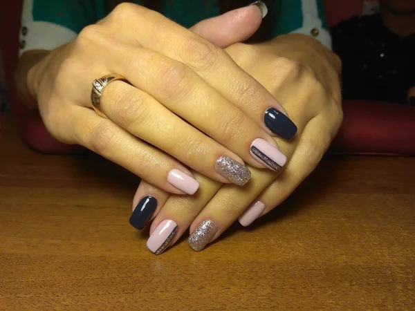 Manicurista Hizo Excelentemente Trabajo Una Hermosa Manicura Con Gel Polaco —  Fotos de Stock