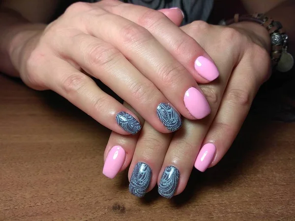 Manicurista Hizo Excelentemente Trabajo Una Hermosa Manicura Con Gel Polaco —  Fotos de Stock