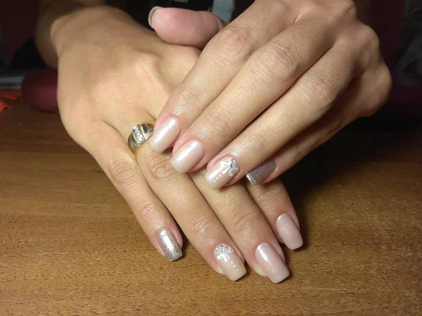 Manicurista Hizo Excelentemente Trabajo Una Hermosa Manicura Con Gel Polaco —  Fotos de Stock