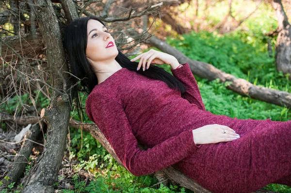 Bela Jovem Morena Com Cabelos Longos Parque Uma Primavera Meio — Fotografia de Stock