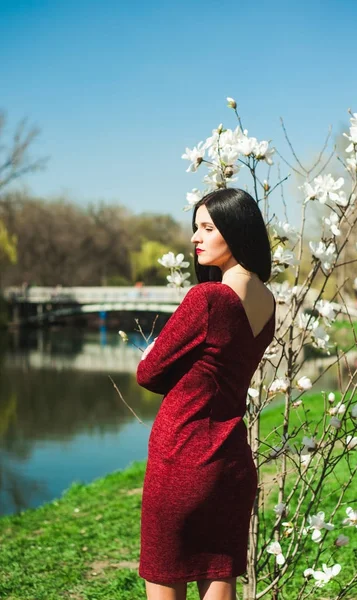 Piękna Młoda Brunetka Długimi Włosami Parku Wiosnę Wiosną Wśród Kwitnących — Zdjęcie stockowe