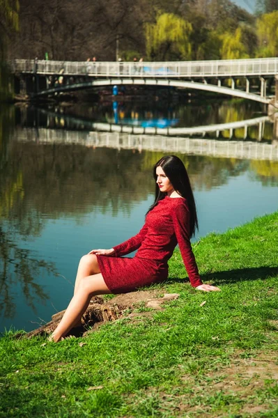 Bela Jovem Morena Com Cabelos Longos Parque Uma Primavera Primavera — Fotografia de Stock