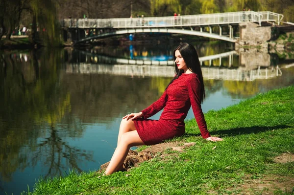 Hermosa Joven Morena Con Pelo Largo Parque Resorte Primavera Entre —  Fotos de Stock