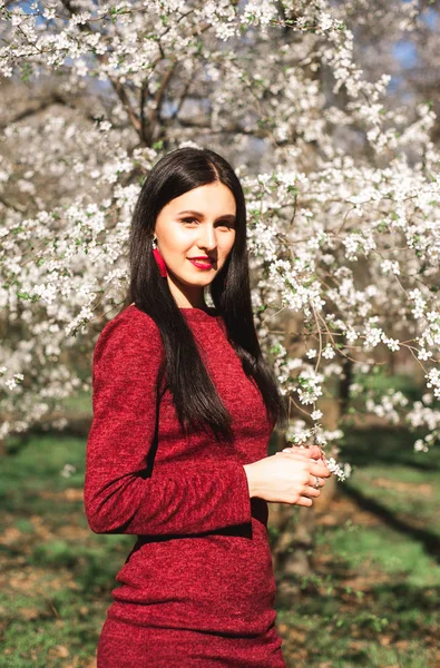 Bela Jovem Morena Com Cabelos Longos Parque Uma Primavera Meio — Fotografia de Stock