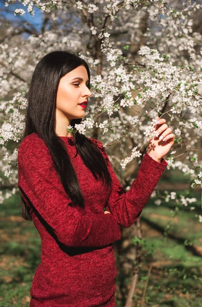 Bela Jovem Morena Com Cabelos Longos Parque Uma Primavera Meio — Fotografia de Stock