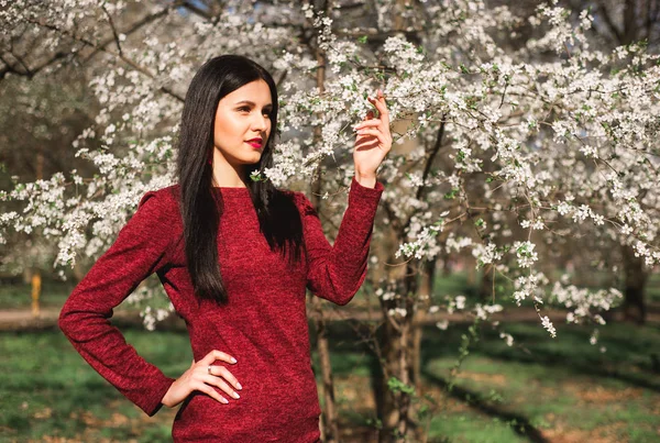 Bela Jovem Morena Com Cabelos Longos Parque Uma Primavera Meio — Fotografia de Stock