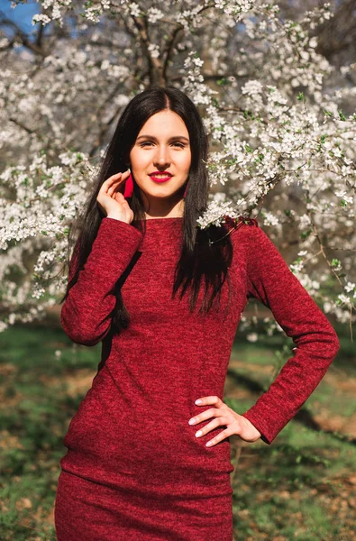 Bela Jovem Morena Com Cabelos Longos Parque Uma Primavera Meio — Fotografia de Stock