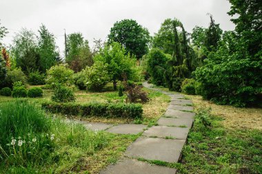Yazın botanik bahçesi açık alanda çok güzeldir.