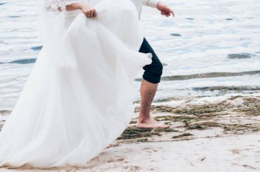 Düğün gününde, koca geline beyaz elbiseli bir alyans takar ve iki âşığın kalpleri bir aile içinde birleşince mutlu olur.