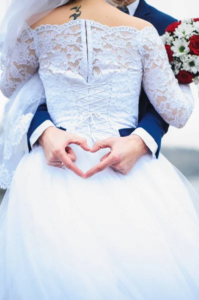 结婚当天 丈夫给新娘戴上了一枚婚戒 穿着白色的婚纱 当两个情人的心在一个家庭团聚时 这就是幸福 — 图库照片
