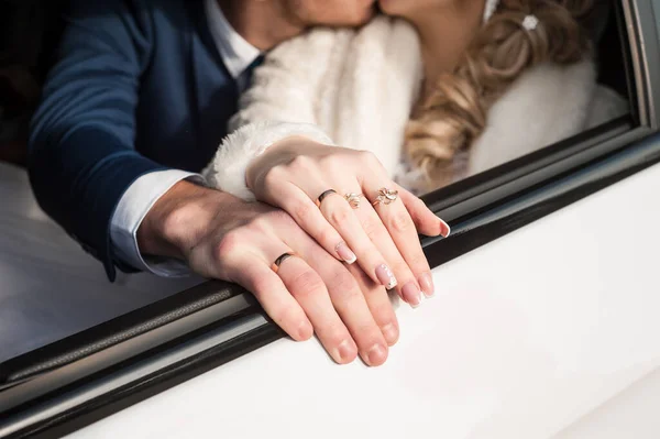 Trouwdag Draagt Man Een Trouwring Aan Bruid Een Witte Jurk — Stockfoto