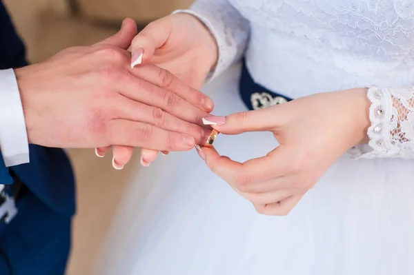 结婚当天 丈夫给新娘戴上了一枚婚戒 穿着白色的婚纱 当两个情人的心在一个家庭团聚时 这就是幸福 — 图库照片