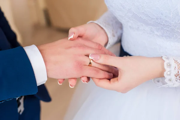 Svatební Den Manžel Nasadí Snubní Prsten Nevěstě Bílých Šatech Štěstí — Stock fotografie