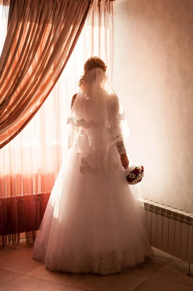 結婚式の日に夫が白いドレスで花嫁に結婚指輪をつけて家族の中で二人の恋人の心が一つになると幸せ — ストック写真