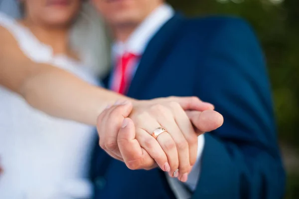 結婚式の日に夫が白いドレスで花嫁に結婚指輪をつけて家族の中で二人の恋人の心が一つになると幸せ ストック画像