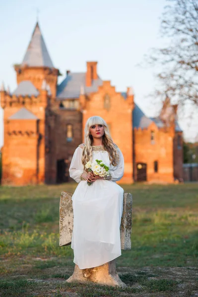 Menina Loira Vestido Branco Natureza Perto Monumentos Arquitetônicos Livre — Fotografia de Stock