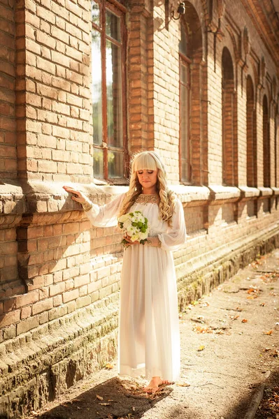 Menina Loira Vestido Branco Natureza Perto Monumentos Arquitetônicos Livre — Fotografia de Stock