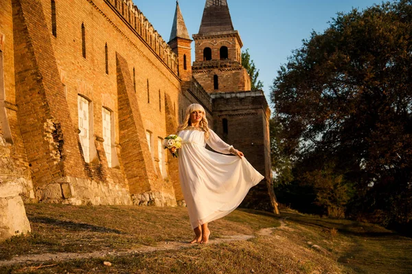 Blondes Mädchen Weißen Kleid Der Natur Der Nähe Von Baudenkmälern — Stockfoto