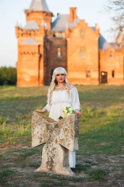 Menina Loira Vestido Branco Natureza Perto Monumentos Arquitetônicos Livre — Fotografia de Stock