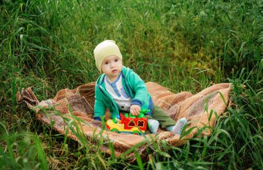 Parktaki küçük çocuk yürüyüşe çıktı.