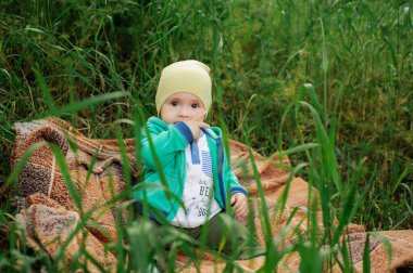 Parktaki küçük çocuk yürüyüşe çıktı.