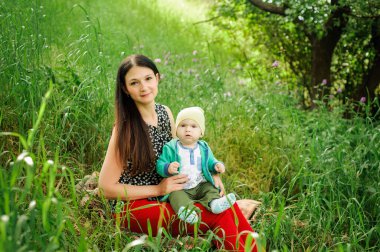 Anne ve bebek parkta.