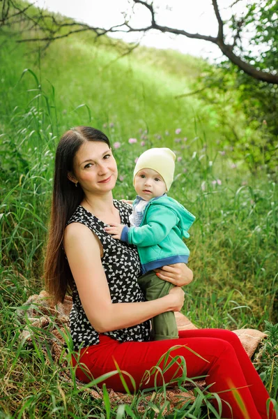 Mãe Com Bebê Menino Parque — Fotografia de Stock