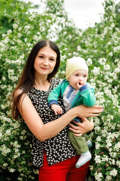 Maman Avec Bébé Garçon Dans Parc — Photo