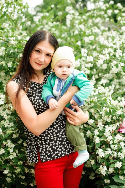 Mãe Com Bebê Menino Parque — Fotografia de Stock