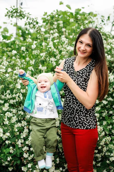 Mãe Com Bebê Menino Parque — Fotografia de Stock